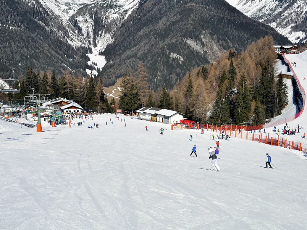Blick von oben auf die Talstation und die Piste.
